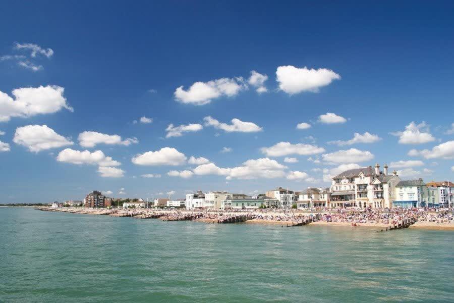 Panoramic Sea Views In Beachfront Apt W Balcony Bognor Regis Exterior photo