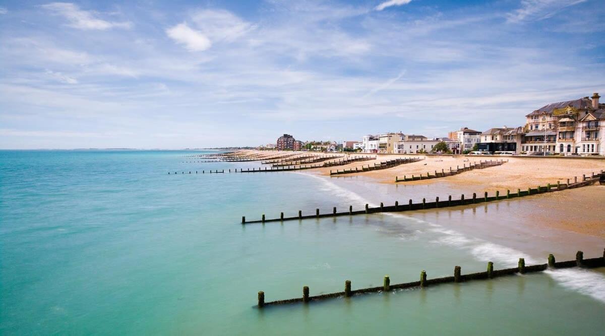Panoramic Sea Views In Beachfront Apt W Balcony Bognor Regis Exterior photo