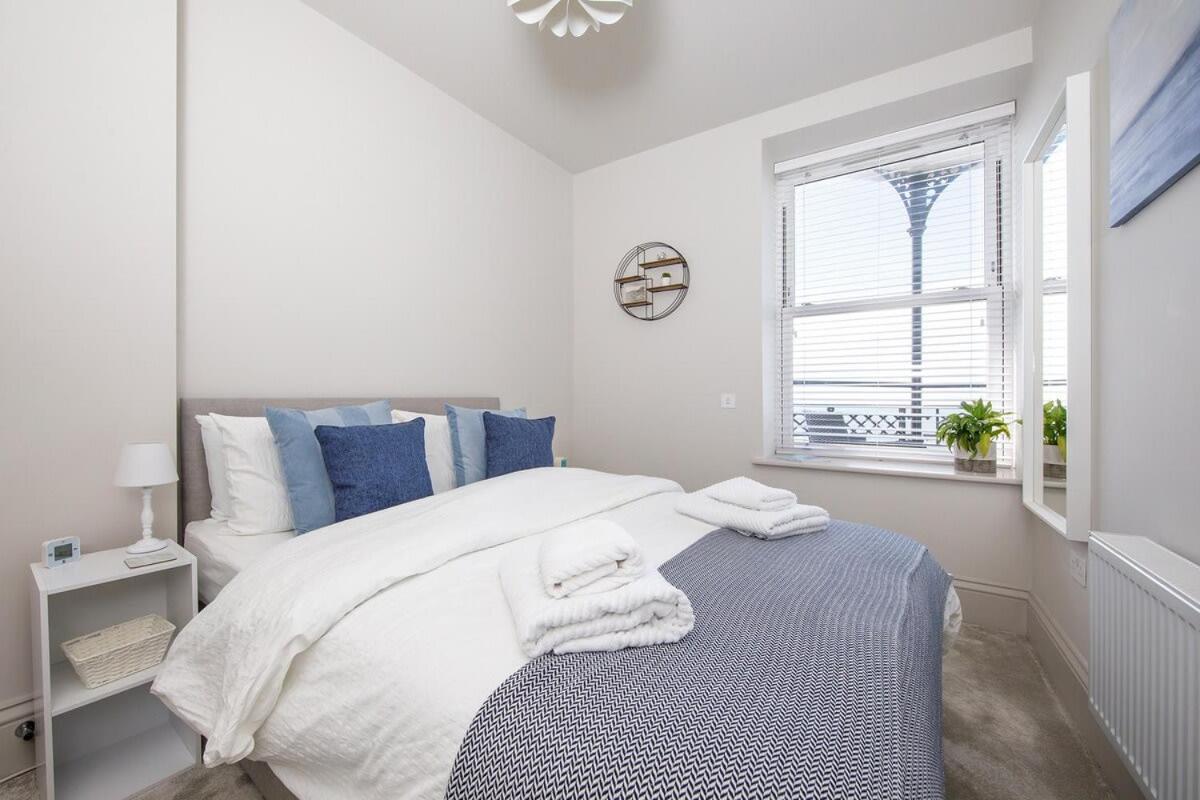 Panoramic Sea Views In Beachfront Apt W Balcony Bognor Regis Exterior photo