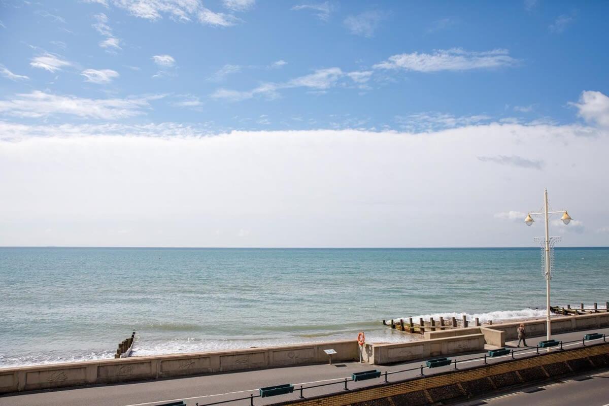 Panoramic Sea Views In Beachfront Apt W Balcony Bognor Regis Exterior photo
