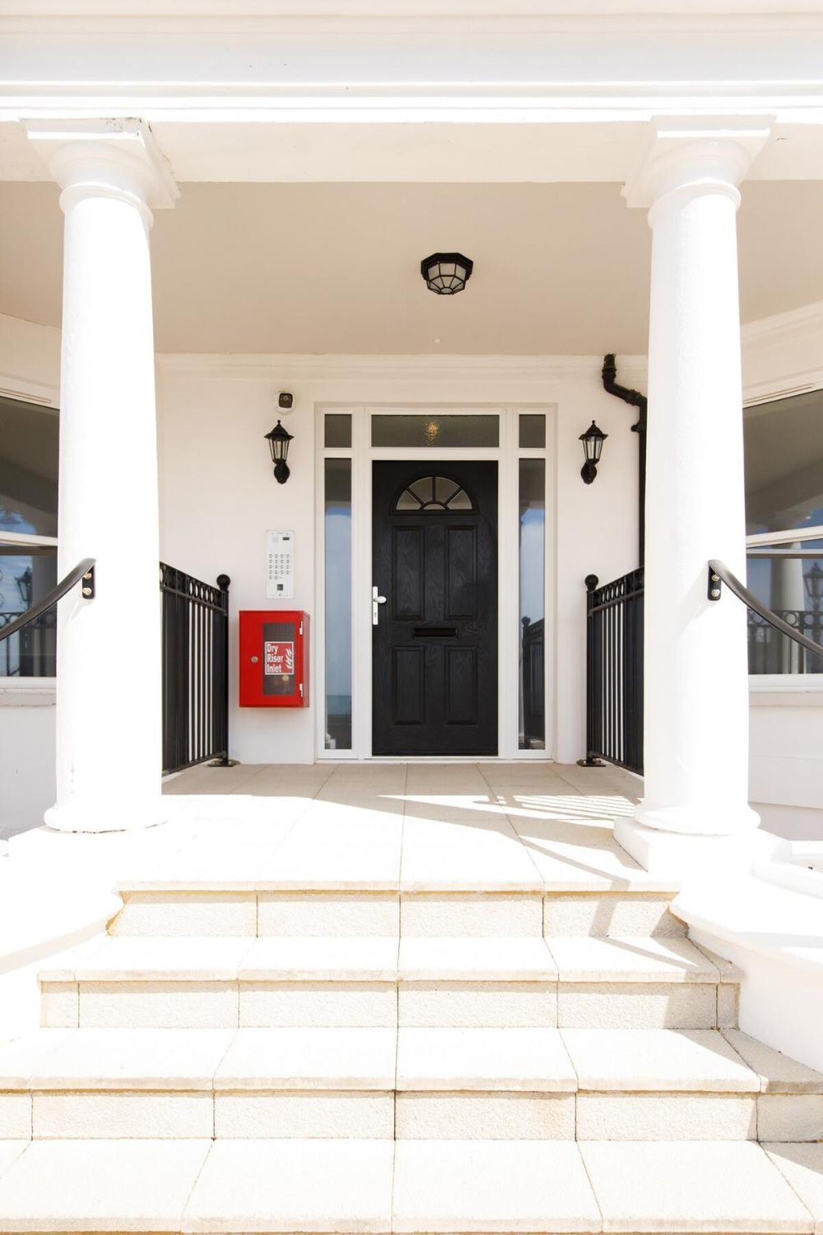 Panoramic Sea Views In Beachfront Apt W Balcony Bognor Regis Exterior photo